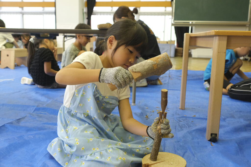 ひとりで手に持って割る子も