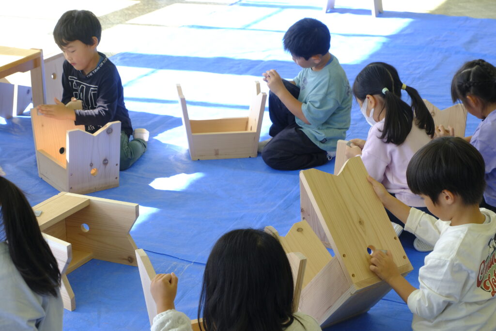 椅子の側面から底の方まで磨いて仕上げます