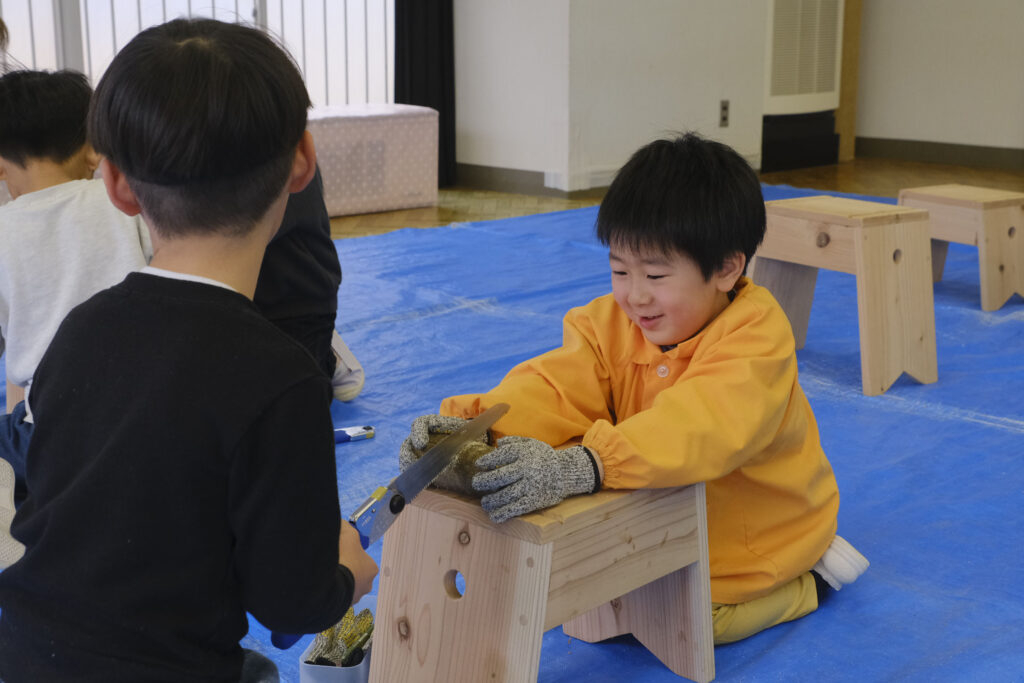 押さえる方はしっかりと、ノコギリはお友達に刃が当たらないよう、ゆっくり切っていきます