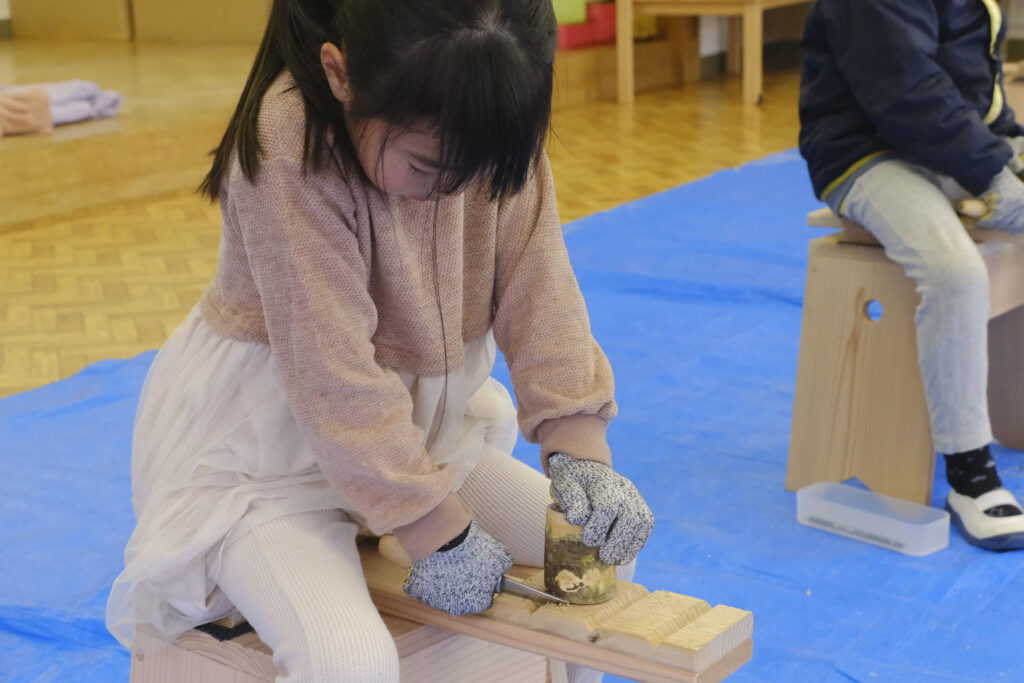 木の方をくるくる回しながら、上手に削っていきます