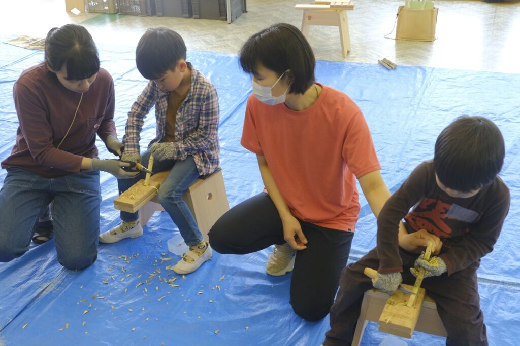 先生に手をそえてもらいながらの作業