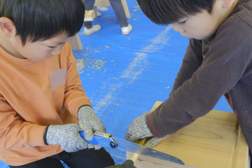 ノコギリは協力しながら