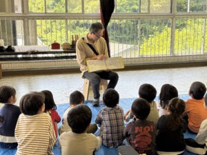「まさかりどんがさあたいへん」の読み聞かせ