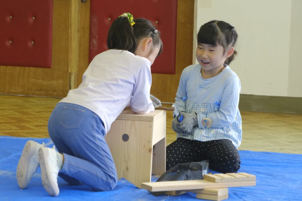 ノコギリは協力しながら