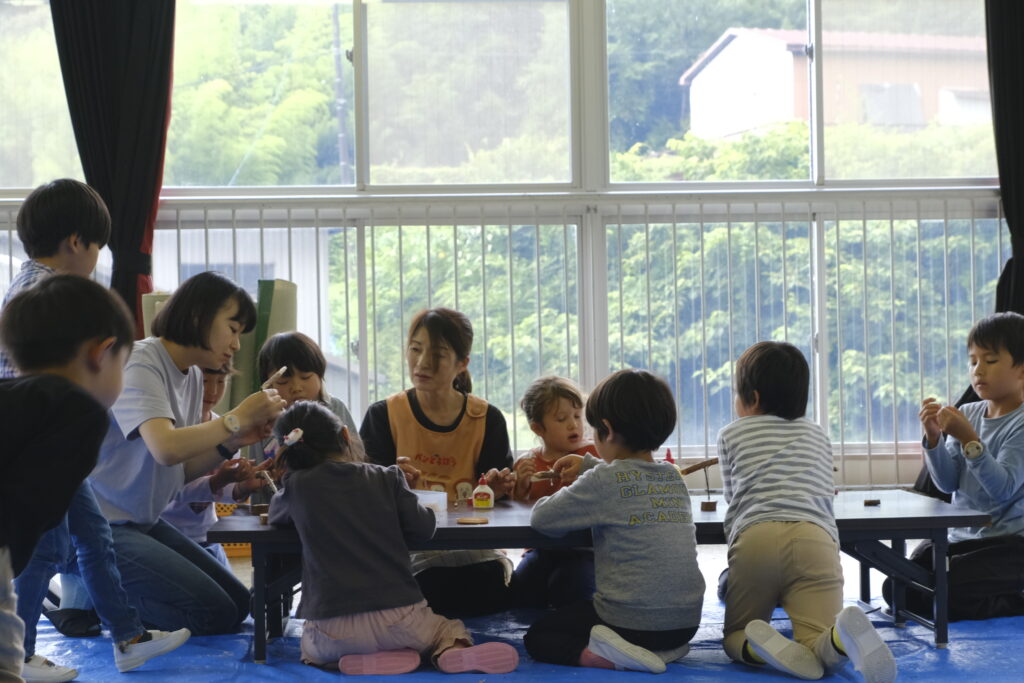 お互いの魚を見ながら飾り付け