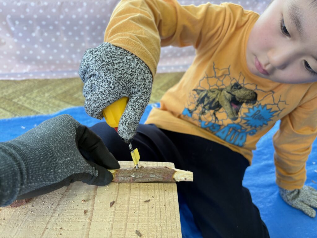 穴あけも、子ども達にはまだなかなか難しい作業