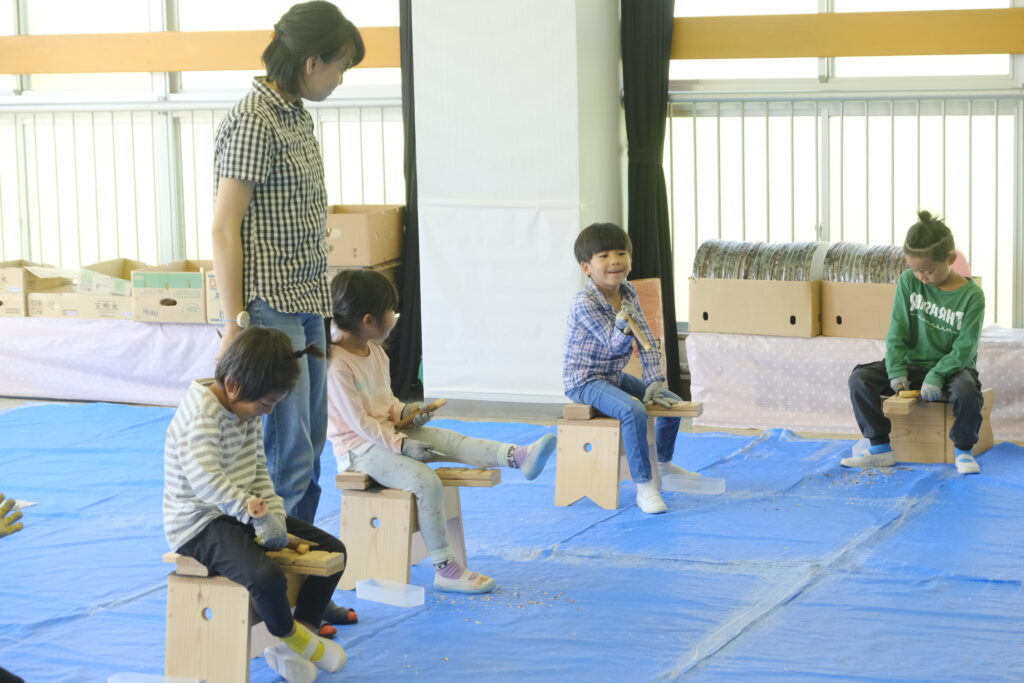 子ども達はそれぞれのペースで削っていきます