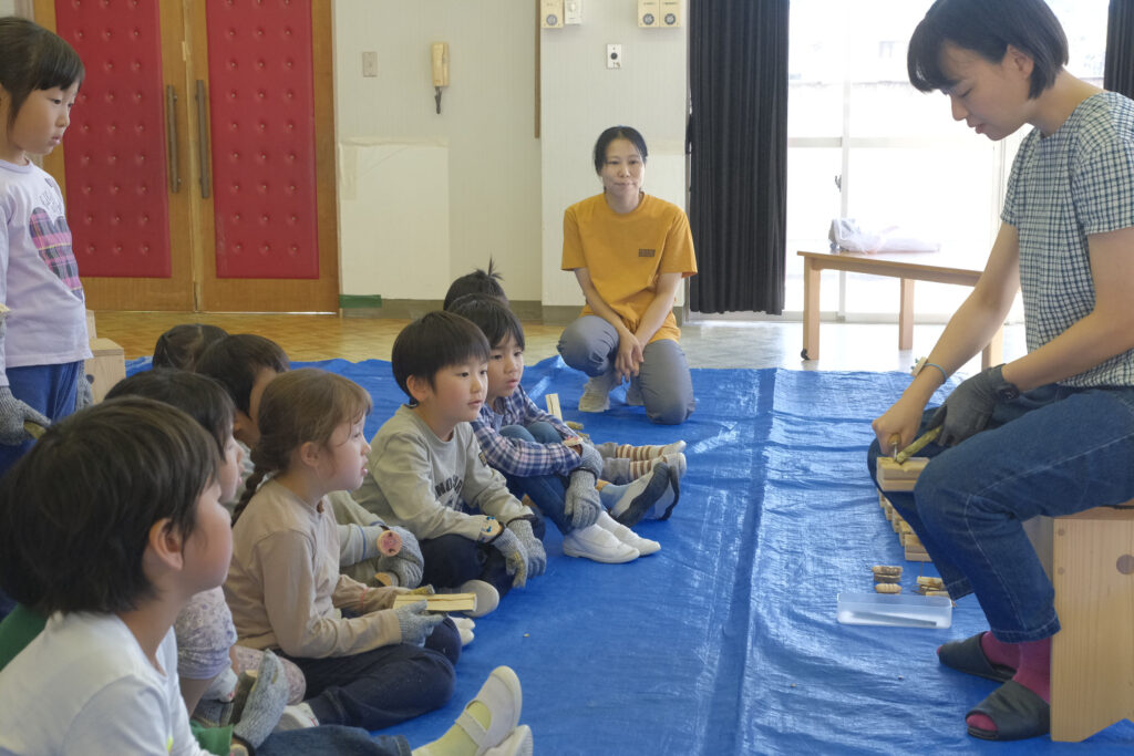 クラフト教室では子ども達も集中してお話を聞いています