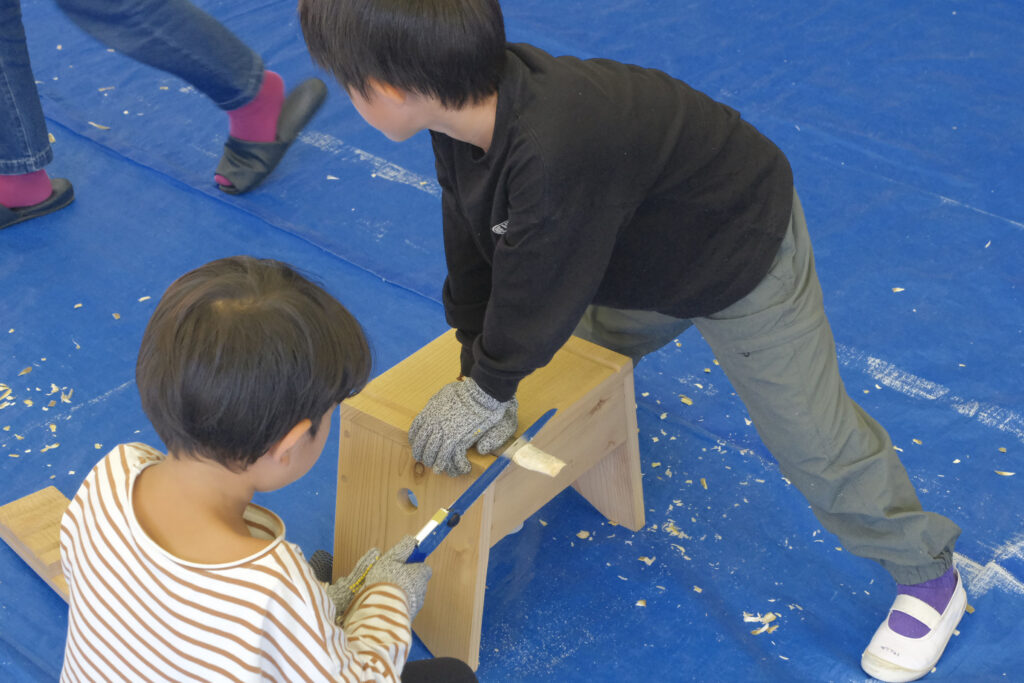 むしの体の形が作れたら、ノコギリで長さを切ります