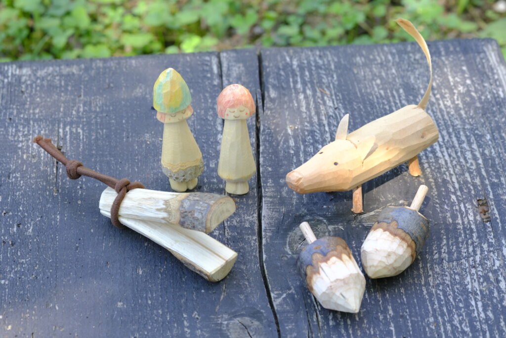 写真手前のカスタネットとコマが作れます!