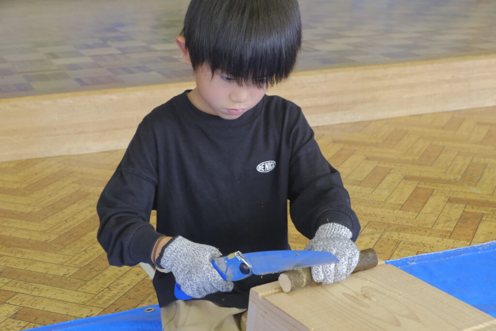 両手を上手に使って切っている様子が見られました