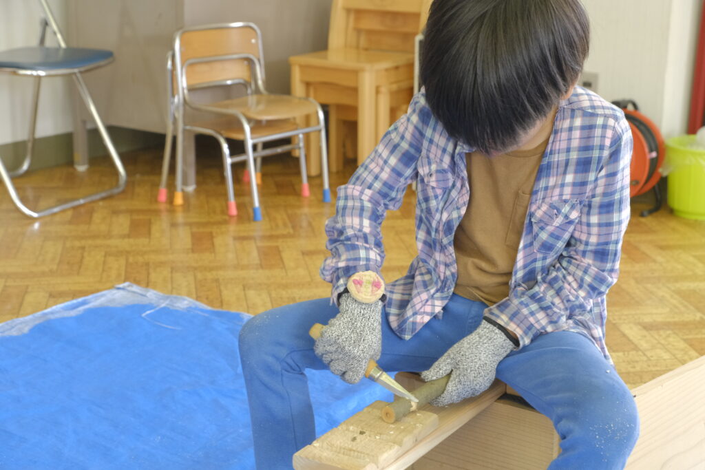 きのこの軸を少しずつ削っていきます