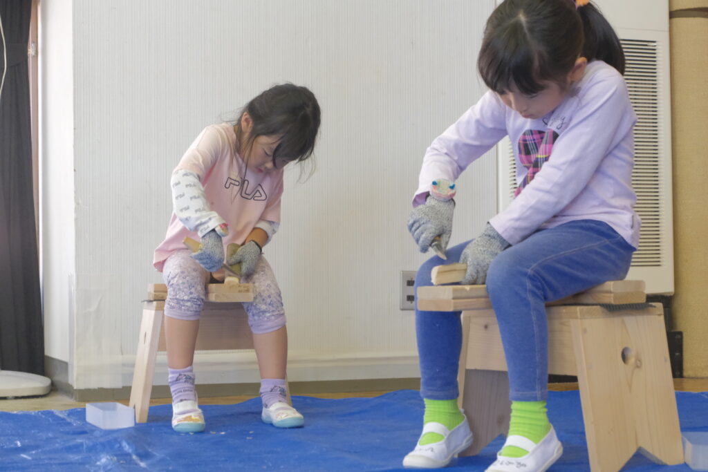 保育園のナイフ教室にて、作品作りをする子どもたち