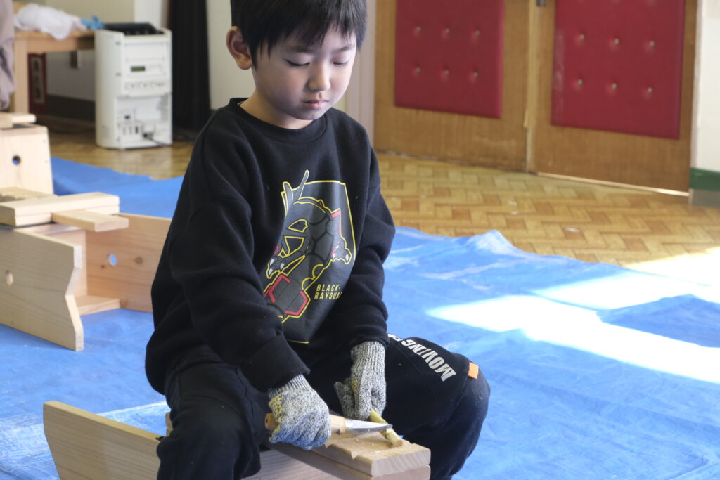 サンタクロースのお顔を削っていきます