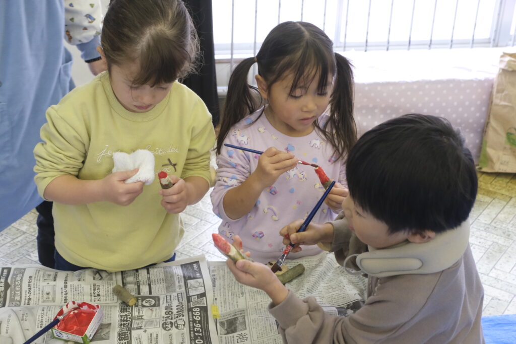 形ができたらぼうしに色を付けます