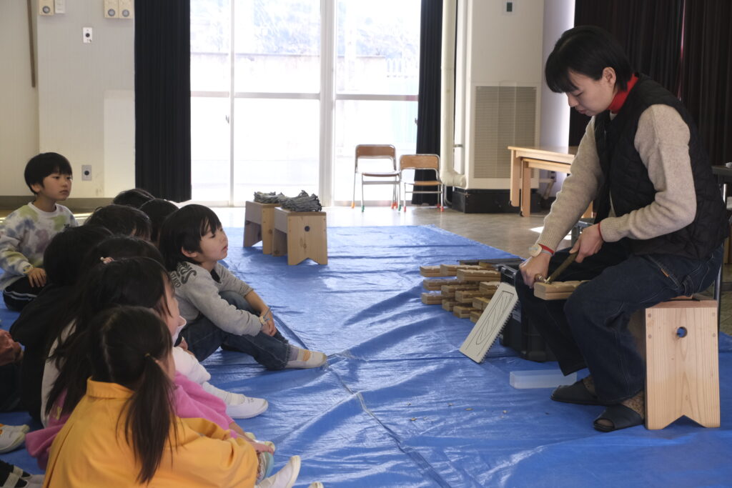 作り方の説明を聞く子ども達