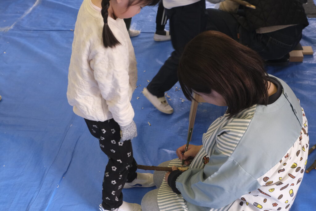 穴を開ける位置は先生に印を付けてもらいます