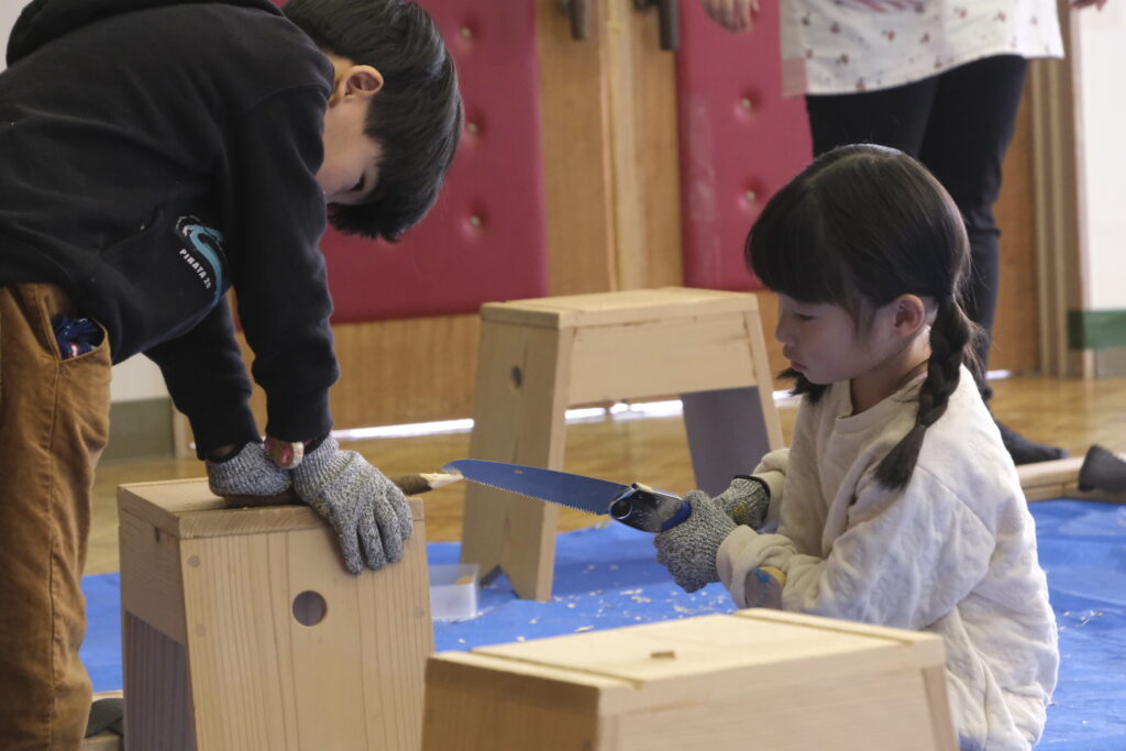 ノコギリを使うときは協力して