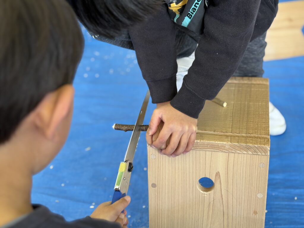 ノコギリで枝をカット