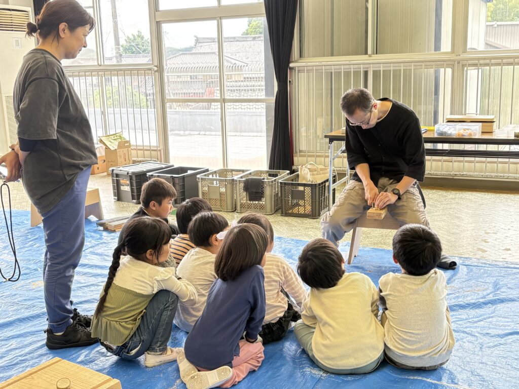 道具を使う手元に集中する子ども達
