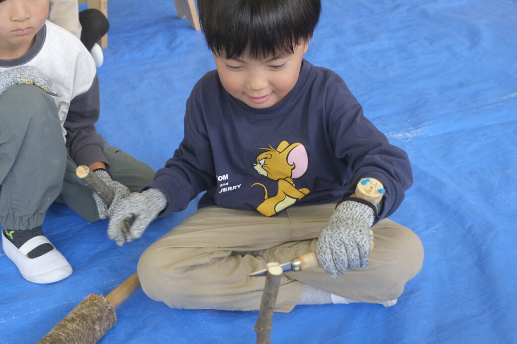 まずはナイフを打ち込んで