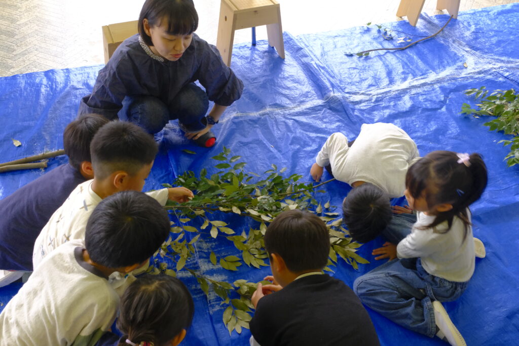 ツブラジイを五感で感じる子ども達