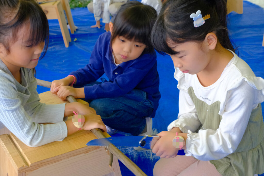 のこぎりは押さえる人、切る人、協力して作業します