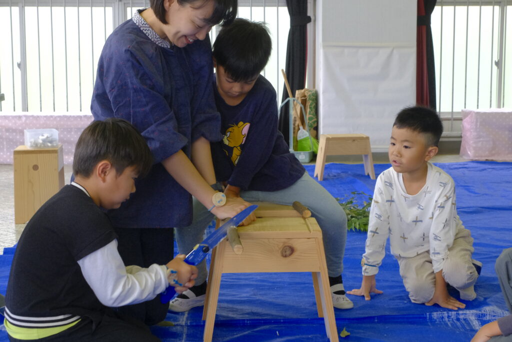 のこぎりは押さえる人、切る人、協力して作業します