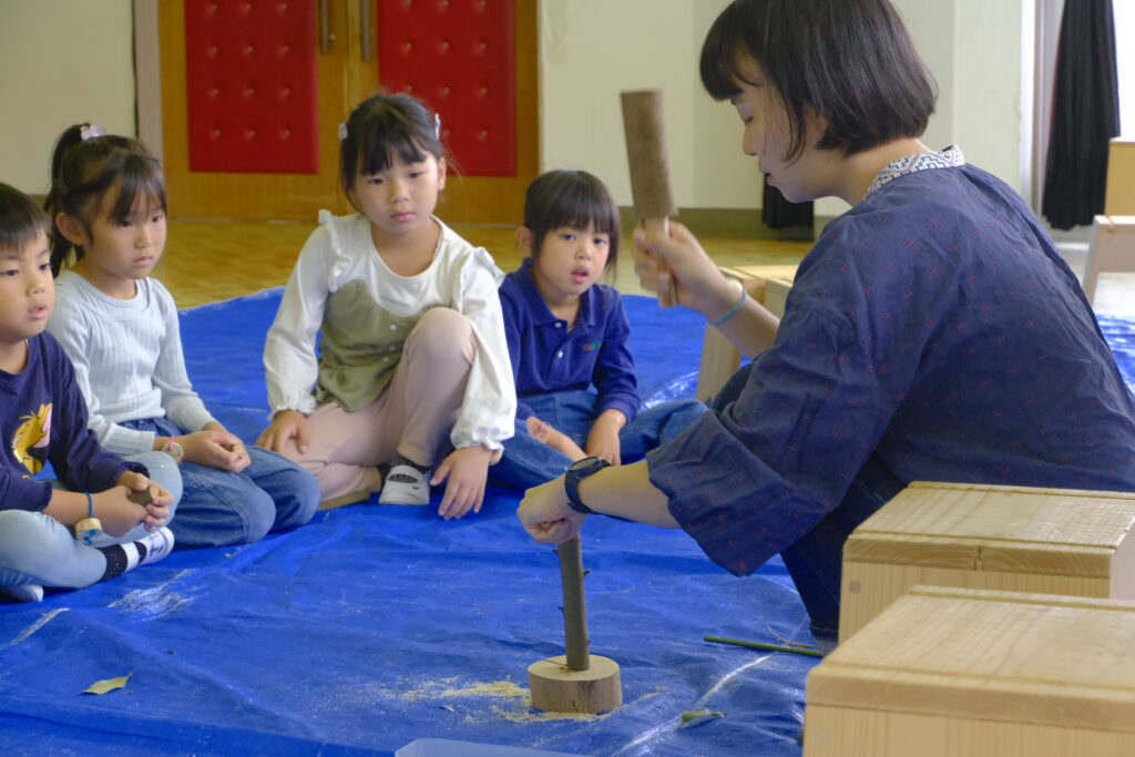 この日の子ども達はとても集中してお話をきいていました