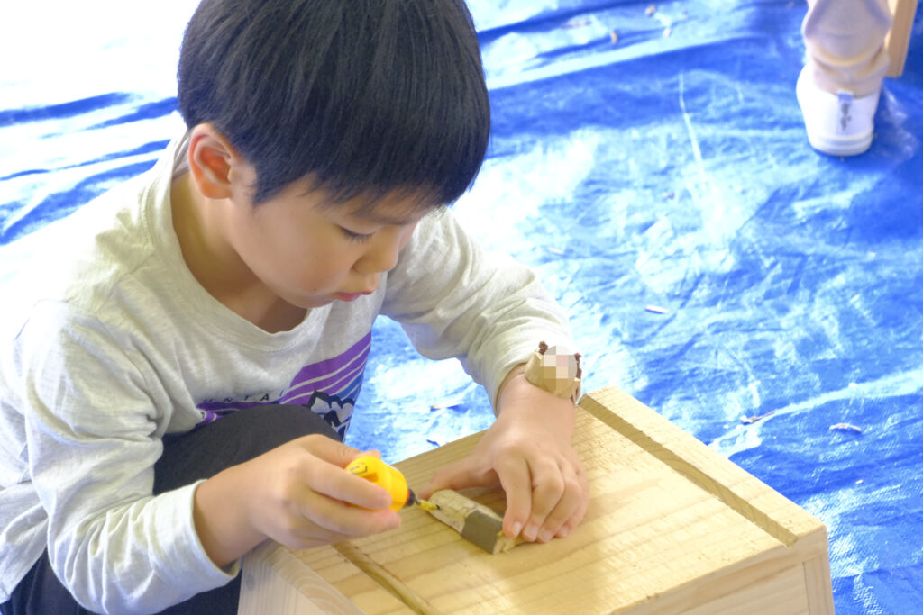 なかなか難しい、穴あけ作業