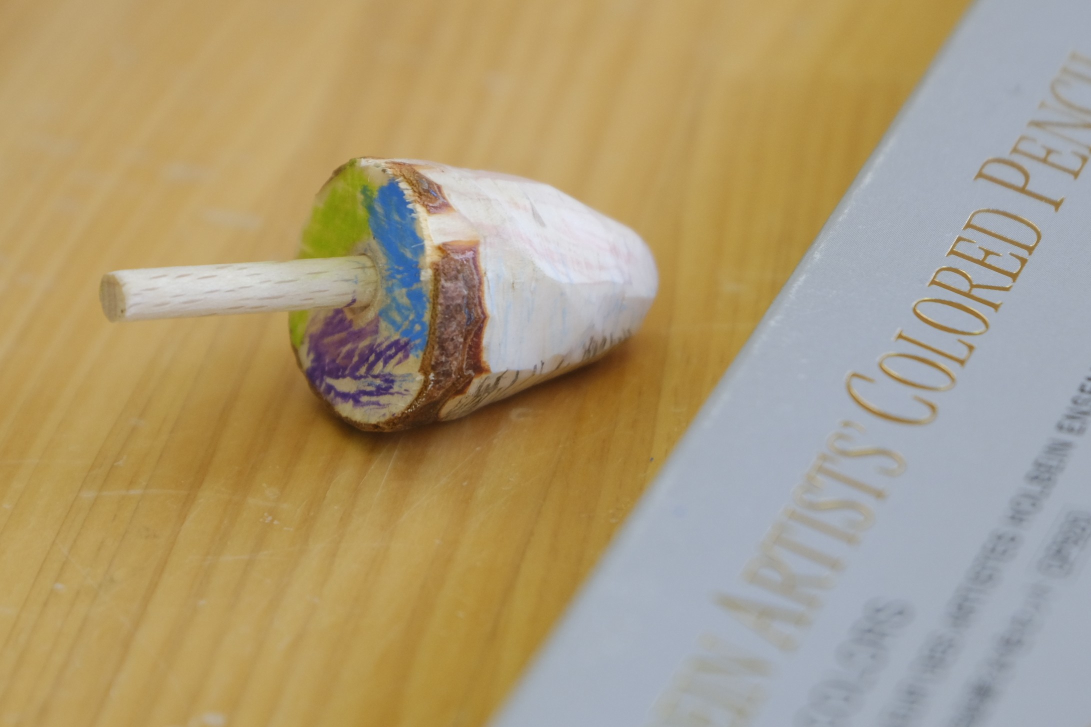色を塗って完成させたこま
